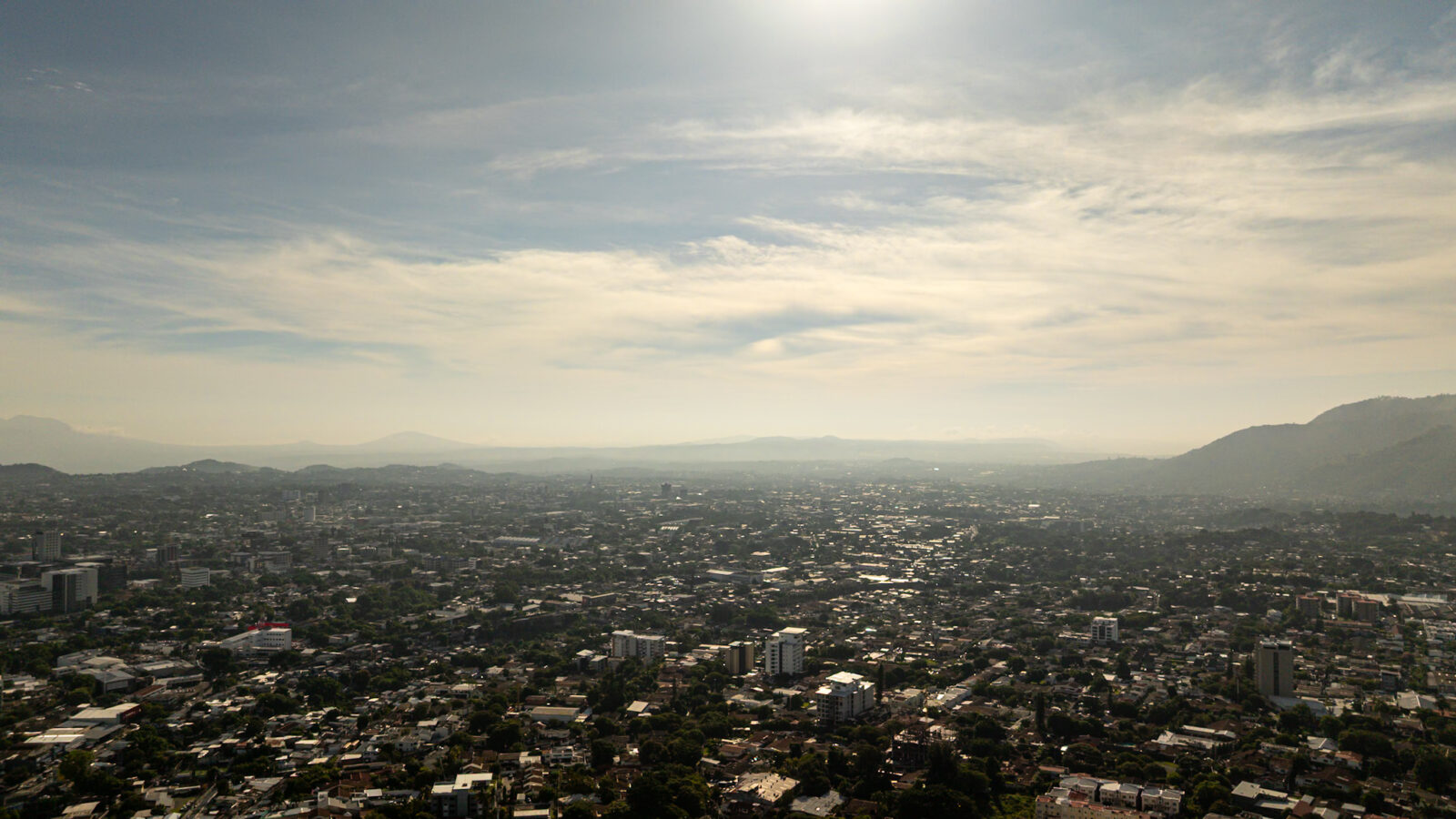 El MARN reporta condiciones estables en El Salvador este 20 de agosto: cielo despejado, sin lluvias y temperaturas de hasta 38 °C. Foto: @MedioAmbienteSV.