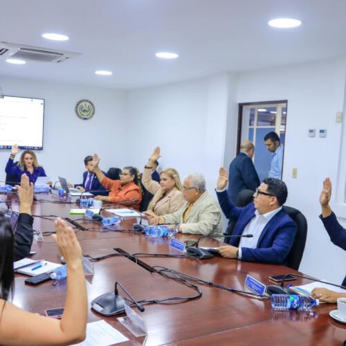 La Asamblea Legislativa emitió dictamen favorable para transferir tres inmuebles de la DOM al MINEDUCYT, valorados en $2.6 millones, para mejorar infraestructura educativa. @asamblea.gob.sv