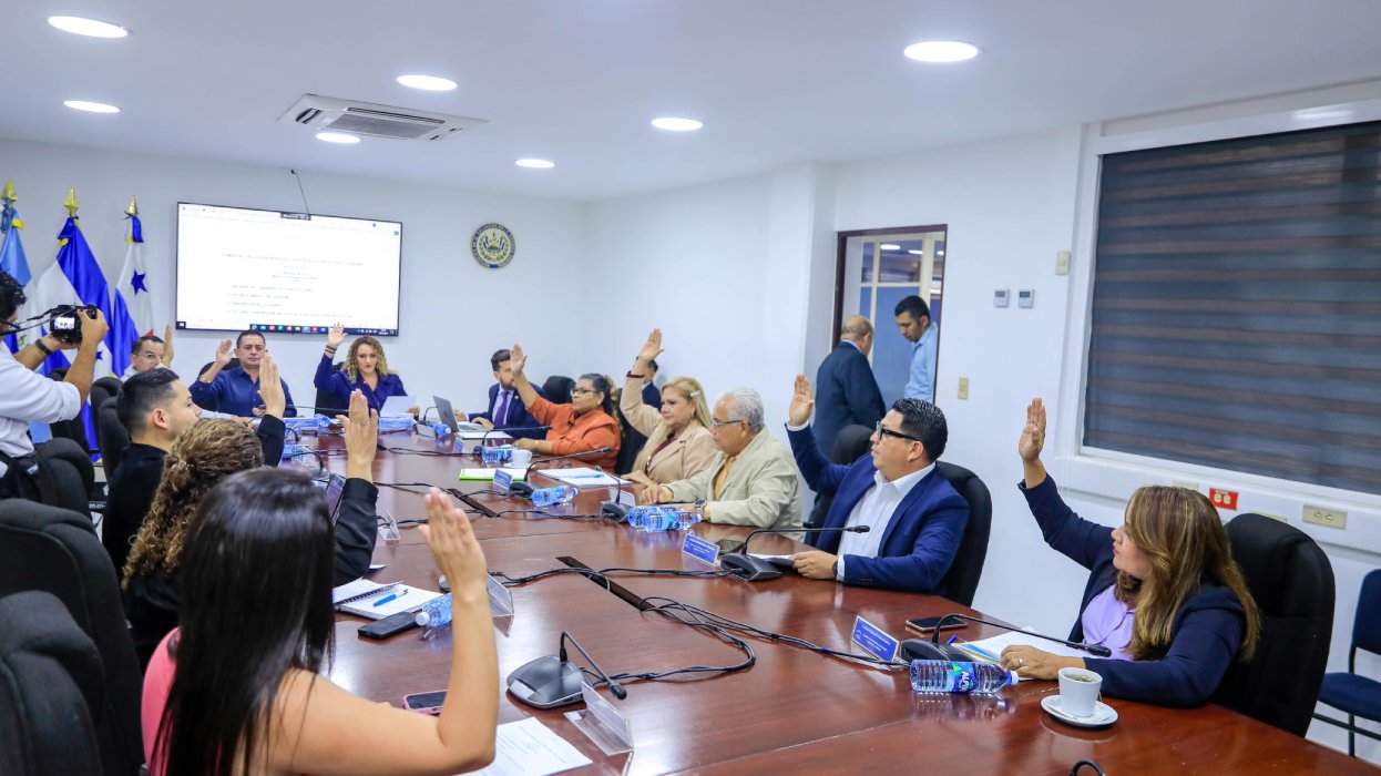 La Asamblea Legislativa emitió dictamen favorable para transferir tres inmuebles de la DOM al MINEDUCYT, valorados en $2.6 millones, para mejorar infraestructura educativa. @asamblea.gob.sv