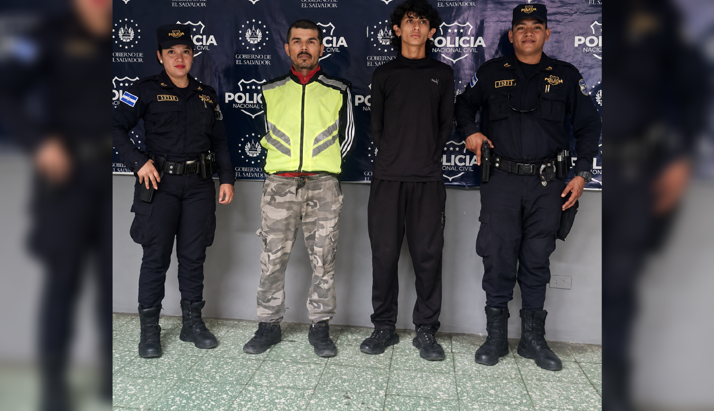 Dos repartidores se fueron a los golpes por la asignación de un viaje en un centro comercial de Sonsonate. La PNC los capturó y serán procesados por desórdenes públicos. Foto: PNC El Salvador / X @PNCSV