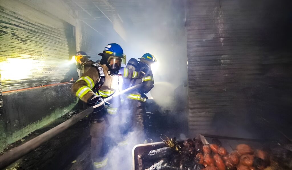 El Tribunal Primero de Sentencia de Santa Ana condenó a 15 años de prisión a un hombre por el delito de estafa continuada tras entregar cheques sin fondos. Foto: @BomberosSV