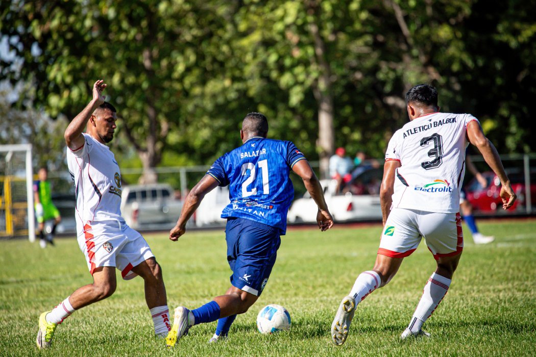 Isidro Metapán venció 2-0 a Alianza FC y sigue invicto en la cima del Apertura 2026. FAS ganó el Clásico Nacional ante Águila. Foto: @primerafutboles.
