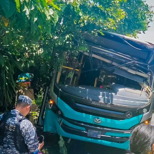 Un accidente de tránsito entre un autobús de la ruta 202 y una volqueta dejó seis lesionados en la Panamericana (km 47-48), en El Congo, Santa Ana. Foto: @SecPrensaSV.