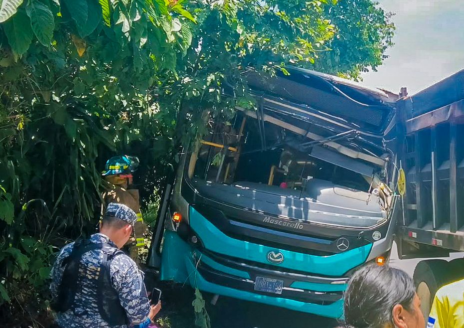 Un accidente de tránsito entre un autobús de la ruta 202 y una volqueta dejó seis lesionados en la Panamericana (km 47-48), en El Congo, Santa Ana. Foto: @SecPrensaSV.