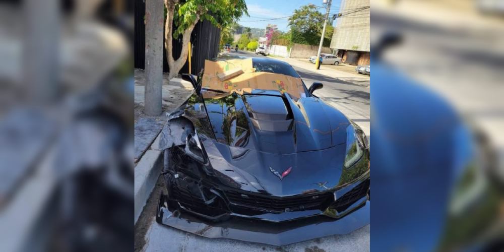 Un motociclista fue atropellado y arrastrado por un Corvette en el bulevar del Hipódromo, San Salvador. El conductor del auto de lujo huyó y abandonó el vehículo. La PNC investiga el caso. Foto: Especial