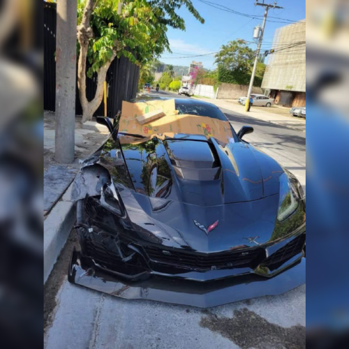 Un motociclista fue atropellado y arrastrado por un Corvette en el bulevar del Hipódromo, San Salvador. El conductor del auto de lujo huyó y abandonó el vehículo. La PNC investiga el caso. Foto: Especial