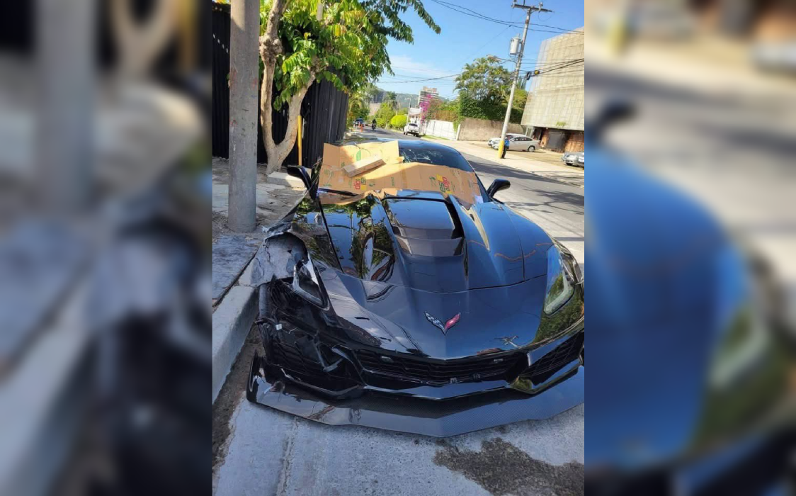 Un motociclista fue atropellado y arrastrado por un Corvette en el bulevar del Hipódromo, San Salvador. El conductor del auto de lujo huyó y abandonó el vehículo. La PNC investiga el caso. Foto: Especial