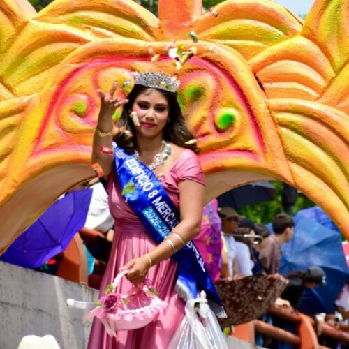 El Desfile del Comercio une tradición, color y alegría en las fiestas patronales de San Salvador. Carrozas, música y dulces crean un espectáculo único. Foto: Cortesía.