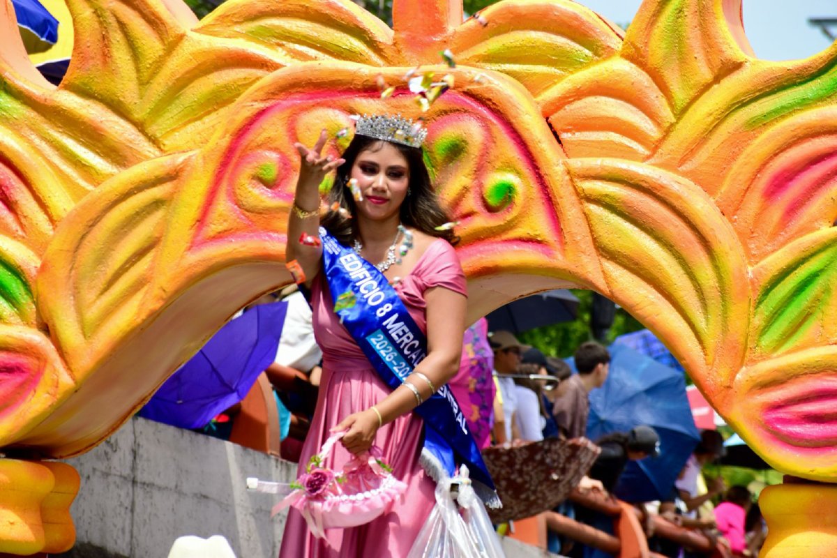 El Desfile del Comercio une tradición, color y alegría en las fiestas patronales de San Salvador. Carrozas, música y dulces crean un espectáculo único. Foto: Cortesía.
