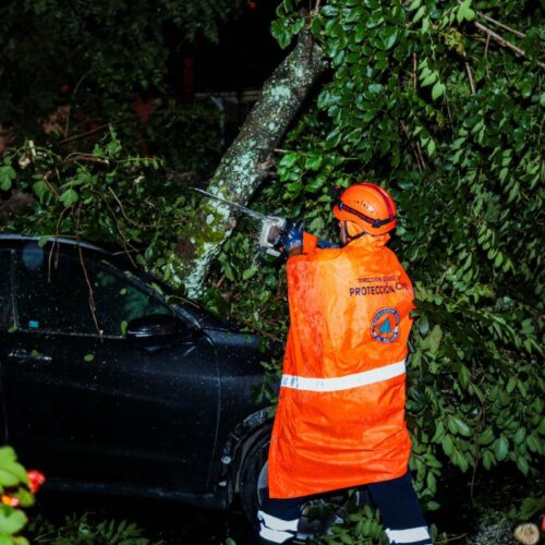 Una onda tropical generó lluvias y tormentas en El Salvador el 27 de agosto, aliviando la sequía extrema pero causando inundaciones leves y cortes de energía. Foto: @PROCIVILSV.