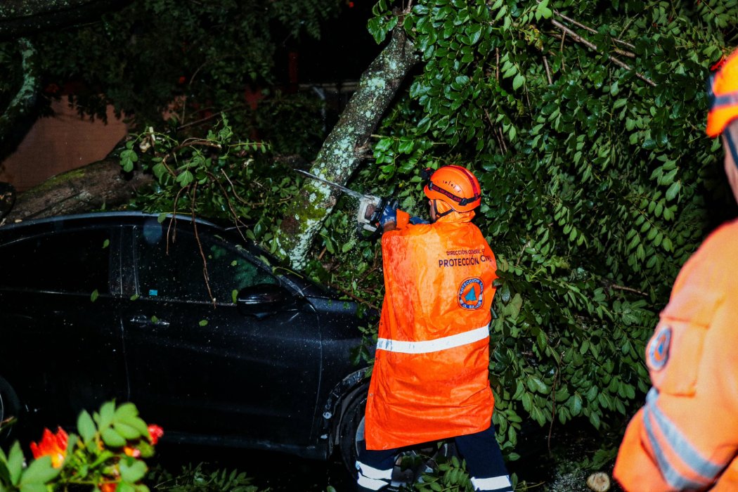 Una onda tropical generó lluvias y tormentas en El Salvador el 27 de agosto, aliviando la sequía extrema pero causando inundaciones leves y cortes de energía. Foto: @PROCIVILSV.