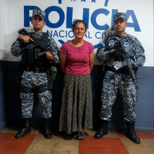 La PNC detuvo a María Martínez Menjívar por intento de homicidio tras lesionar gravemente a su compañero de vida en Nueva Encarnación, Ciudad Arce. Foto: PNC El Salvador / X @PNCSV