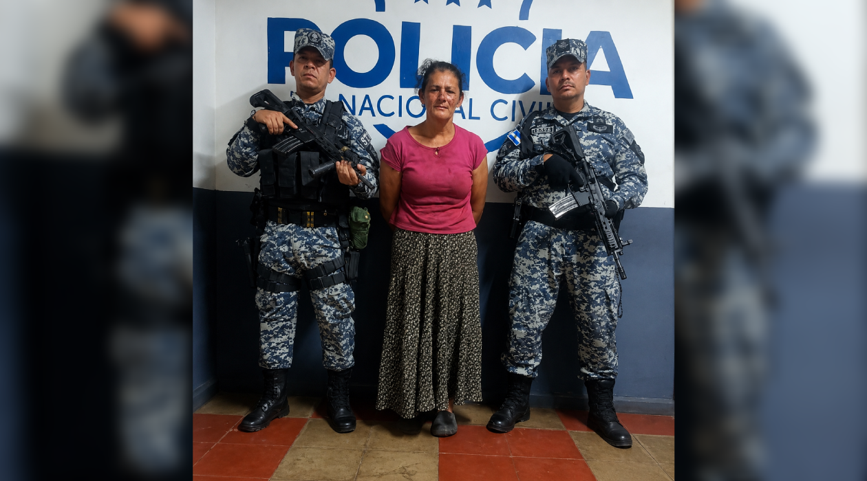 La PNC detuvo a María Martínez Menjívar por intento de homicidio tras lesionar gravemente a su compañero de vida en Nueva Encarnación, Ciudad Arce. Foto: PNC El Salvador / X @PNCSV