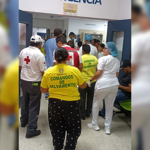 Al menos 25 personas resultaron heridas tras salirse de control una quema de pólvora en Chinameca durante las fiestas patronales en el parque central. Foto: Comandos de Salvamento