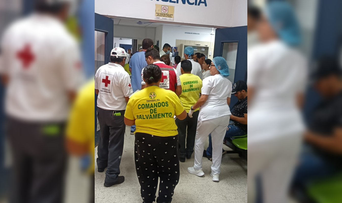 Al menos 25 personas resultaron heridas tras salirse de control una quema de pólvora en Chinameca durante las fiestas patronales en el parque central. Foto: Comandos de Salvamento