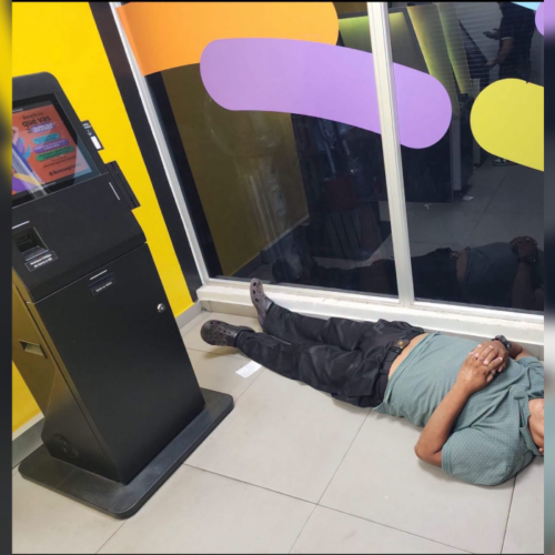 Un hombre se durmió en el cajero del Banco Agrícola para escapar del calor extremo en El Salvador. Las redes lo celebraron como el "Rey del Cajero Acondicionado". Foto: @SivarNewsSV.