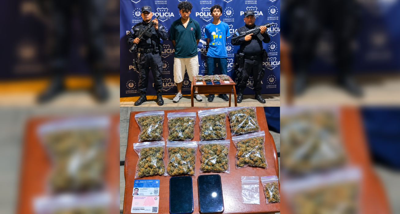 La PNC y la FAES capturaron a dos presuntos vendedores de drogas en Nejapa, San Salvador Oeste. Les incautaron marihuana, metanfetamina y dos teléfonos celulares. Foto: @PNCSV.