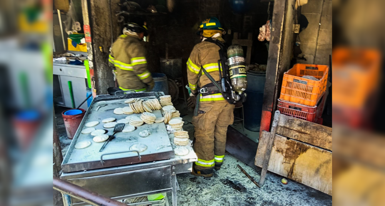 Cuerpos de socorro y Bomberos atendieron la emergencia en el sector de cocinas del Mercado La Tiendona tras la explosión. Foto: @BomberosSV