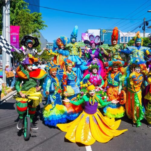 El tradicional Desfile del Correo iniciará en la Plaza Salvador del Mundo para dar paso a las Fiestas Agostinas 2026. El recorrido lleno de color, música y cultura partirá a las 9:00 a.m. Foto: Alcaldía de San Salvador.