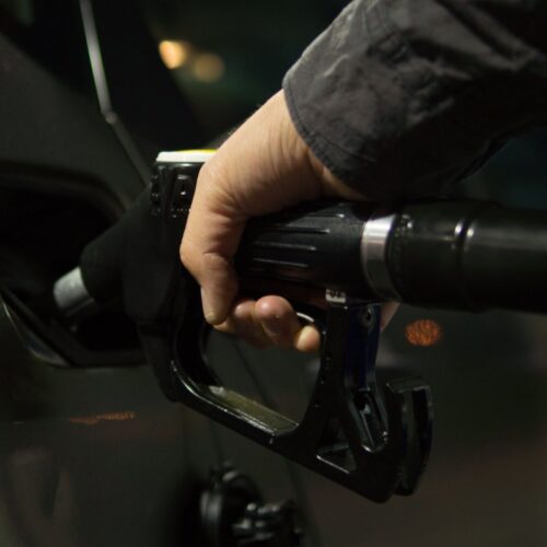 Los combustibles en El Salvador registrarán un aumento en sus precios, con la gasolina superior rozando los $5.00 en las zonas occidental y oriental. Foto: Pexels / ClickerHappy