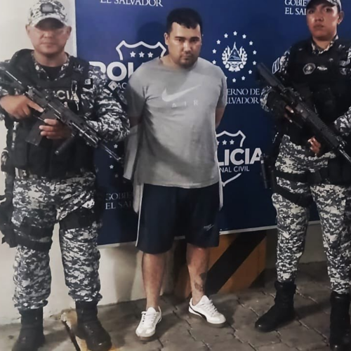 La PNC capturó a Jairo Humberto Alfaro Gutiérrez en Sonsonate, tras ser señalado de asesinar a su pareja con arma blanca en San Salvador. Fota: @PNCSV.