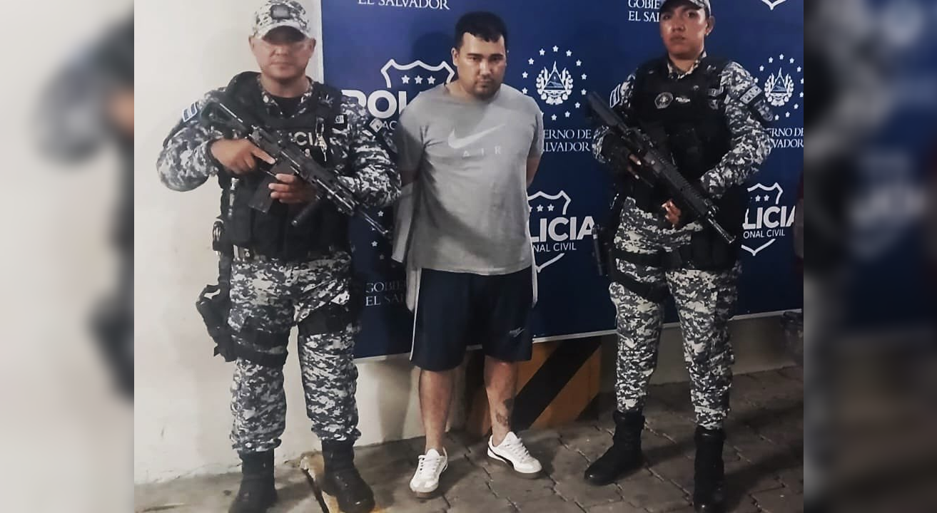 La PNC capturó a Jairo Humberto Alfaro Gutiérrez en Sonsonate, tras ser señalado de asesinar a su pareja con arma blanca en San Salvador. Fota: @PNCSV.