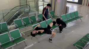 Personal de seguridad debió intervenir para auxiliar a los dos amigos atrapados en bancas de hospital en China. Foto: Captura depantalla.