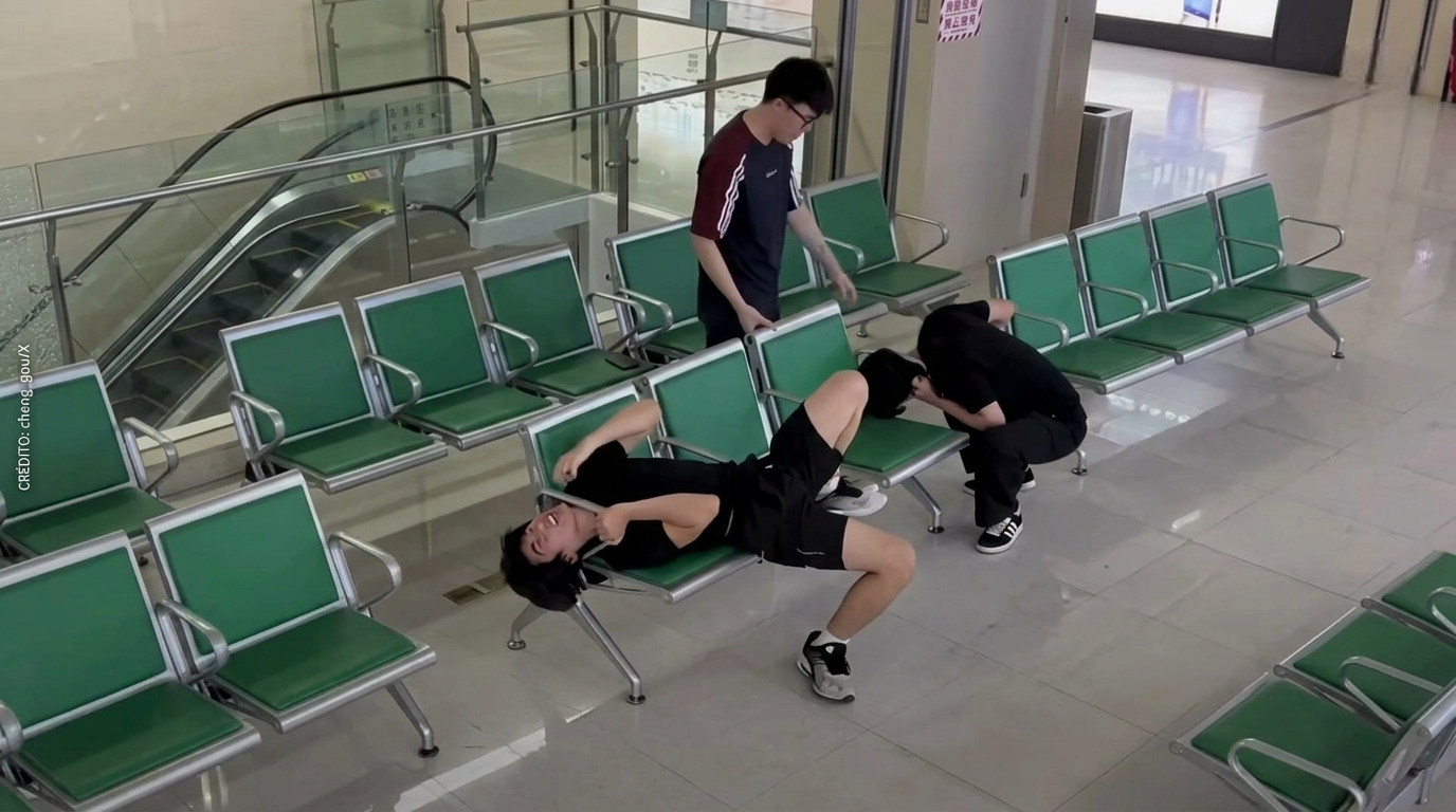 Personal de seguridad debió intervenir para auxiliar a los dos amigos atrapados en bancas de hospital en China. Foto: Captura depantalla.
