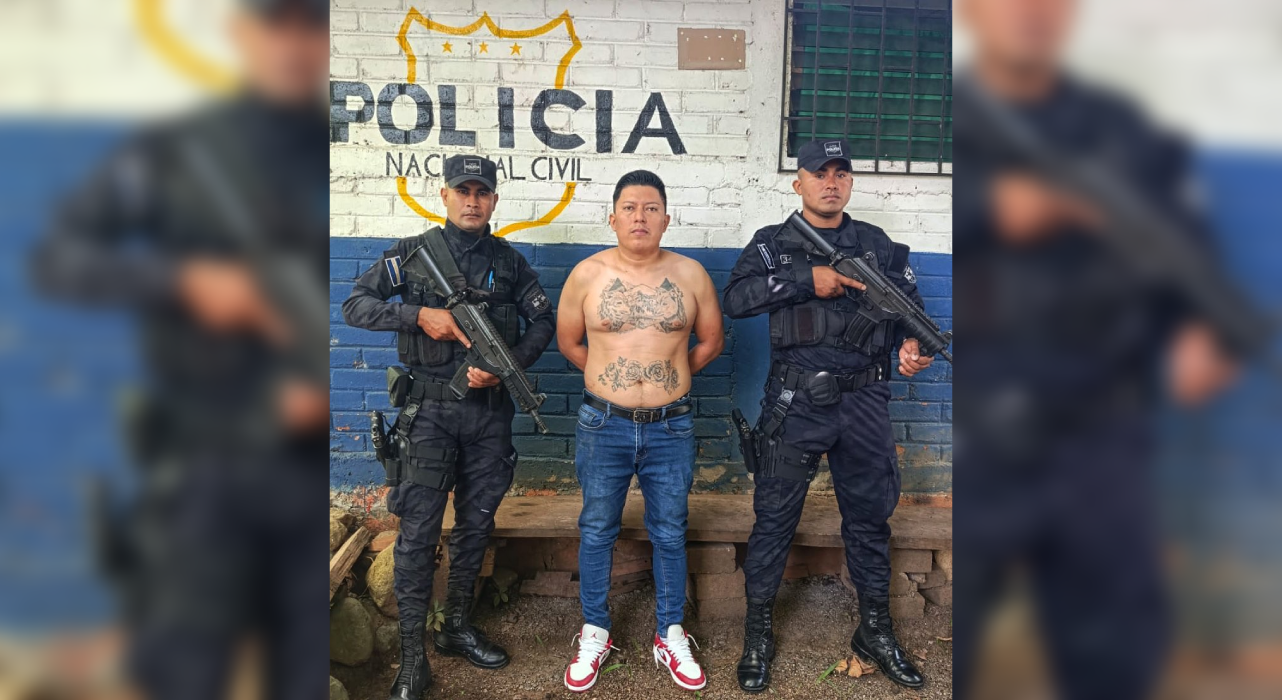 La PNC capturó a Manuel Adán Hernández Barrera, gatillero del Barrio 18 Revolucionarios, durante un control policial en la carretera Santa Ana-Ahuachapán. El detenido tiene antecedentes por homicidio y agrupaciones ilícitas. Foto: @PNCSV.