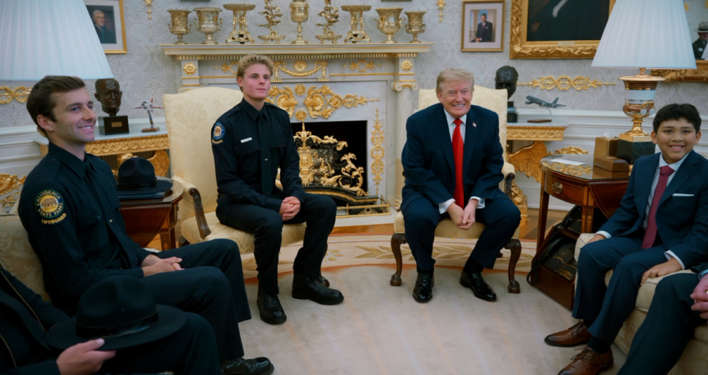 Ryder Williams, un socorrista de 16 años, salvó a un niño de 10 años de ahogarse en Seabright State Beach, California. Su valentía fue reconocida por Donald Trump. Foto: @WhiteHouse.