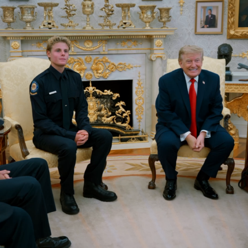 Ryder Williams, un socorrista de 16 años, salvó a un niño de 10 años de ahogarse en Seabright State Beach, California. Su valentía fue reconocida por Donald Trump. Foto: @WhiteHouse.