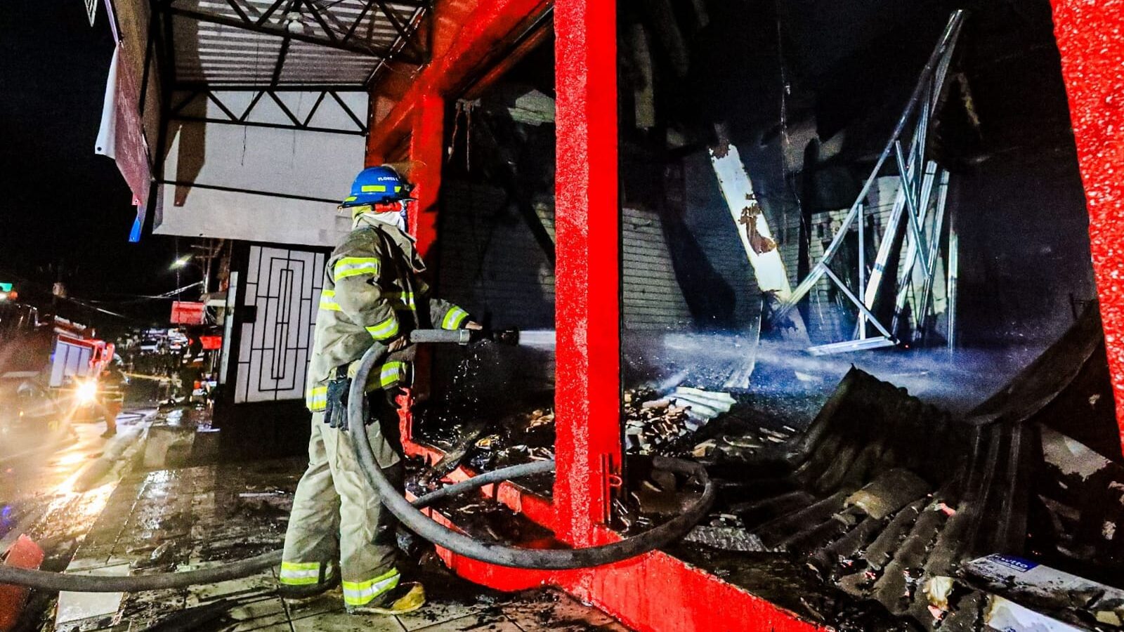 Un incendio en el mercado de Armenia, Sonsonate Este, dejó 42 puestos provisionales y 8 locales afectados. Comerciantes evalúan pérdidas y esperan apoyo. Foto: Bomberos de El Salvador.