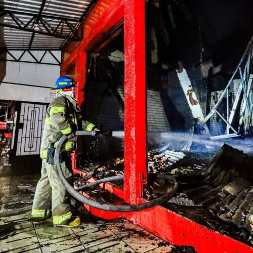 Un incendio en el mercado de Armenia, Sonsonate Este, dejó 42 puestos provisionales y 8 locales afectados. Comerciantes evalúan pérdidas y esperan apoyo. Foto: Bomberos de El Salvador.