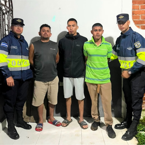 Un hombre de 40 años falleció golpeado con un objeto contundente tras una discusión por alcohol en un billar de Apaneca. La PNC capturó a tres sospechosos y otra persona resultó herida. Foto: @PNCSV.