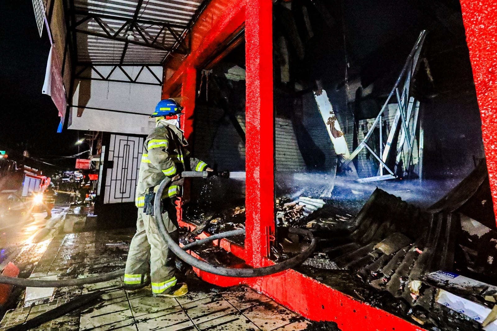 Un incendio en el mercado de Armenia, Sonsonate Este, dejó 42 puestos provisionales y 8 locales afectados. Comerciantes evalúan pérdidas y esperan apoyo. Foto: Bomberos de El Salvador.
