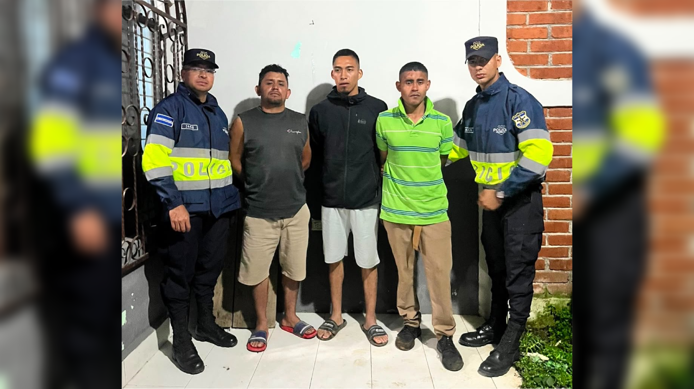 Un hombre de 40 años falleció golpeado con un objeto contundente tras una discusión por alcohol en un billar de Apaneca. La PNC capturó a tres sospechosos y otra persona resultó herida. Foto: @PNCSV.