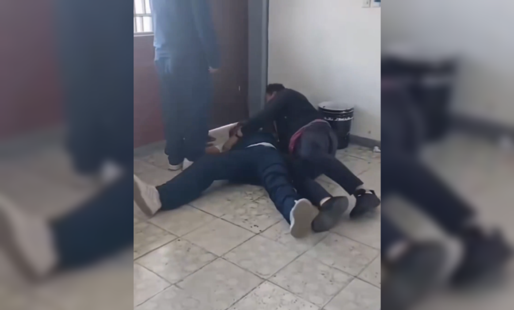 Un maestro de secundaria en Guanajuato fue separado de su cargo tras la difusión de videos donde mantenía conductas inapropiadas con sus alumnos, que justificó como "juegos". Foto: Cortesía.