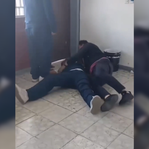 Un maestro de secundaria en Guanajuato fue separado de su cargo tras la difusión de videos donde mantenía conductas inapropiadas con sus alumnos, que justificó como "juegos". Foto: Cortesía.