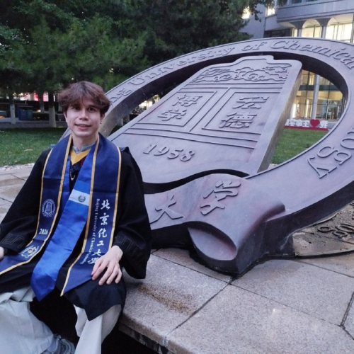 Rodrigo Salvador Ventura Cruz, joven de Soyapango, se graduó de Ingeniería Biológica en la BUCT (China). Destacó en biotecnología y ganó medalla de oro en iGEM 2024. Foto: Cortesía.