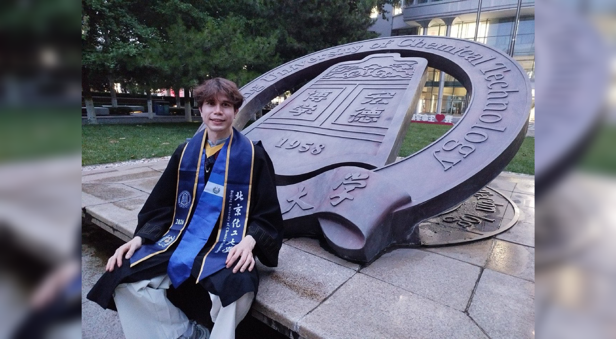 Rodrigo Salvador Ventura Cruz, joven de Soyapango, se graduó de Ingeniería Biológica en la BUCT (China). Destacó en biotecnología y ganó medalla de oro en iGEM 2024. Foto: Cortesía.