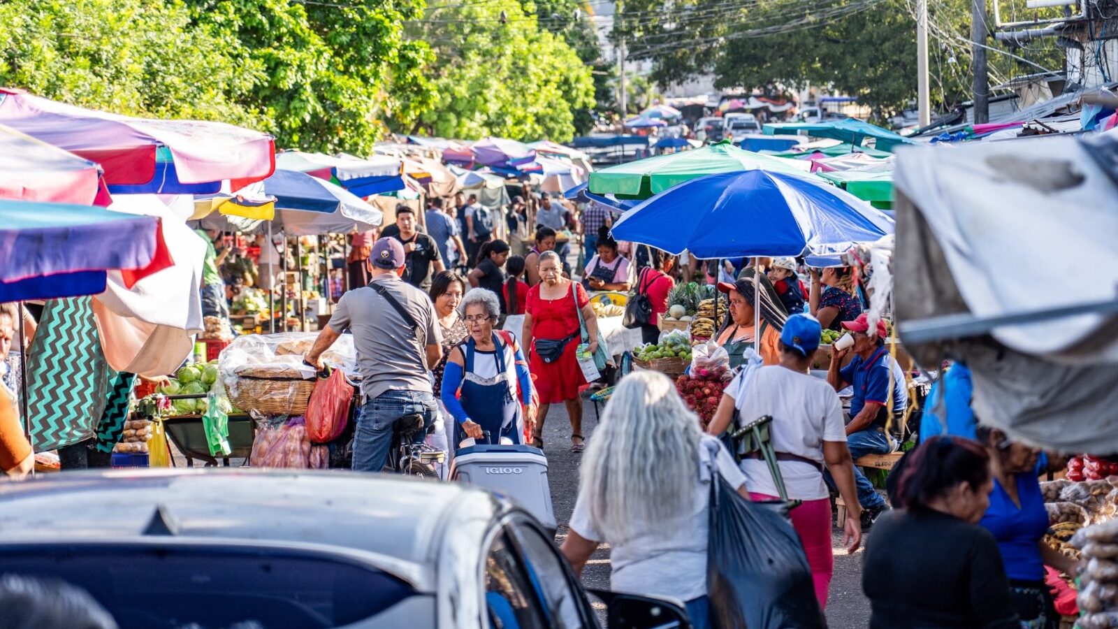 La Alcaldía de San Salvador ejecuta la Fase 8 de revitalización con el retiro de más de 1,000 estructuras alrededor del Mercado Central. Foto: Cortesía.