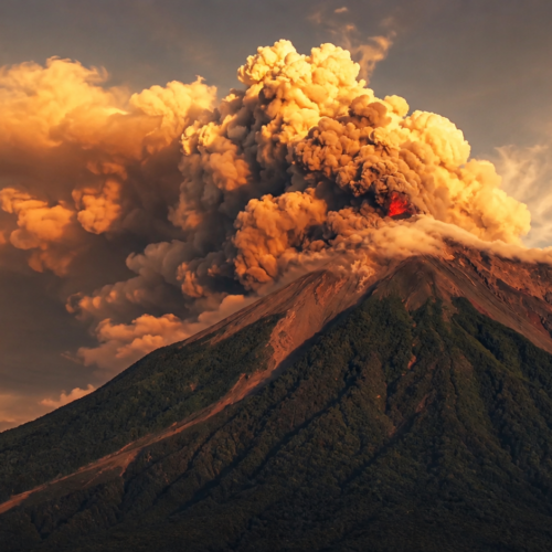 La erupción del Volcán de Fuego en Guatemala ha activado la alerta roja y evacuaciones masivas en zonas de riesgo. La CONRED y el INSIVUMEH monitorean el fenómeno en tiempo real. Foto: @ClimaenGuate - Ilustración.