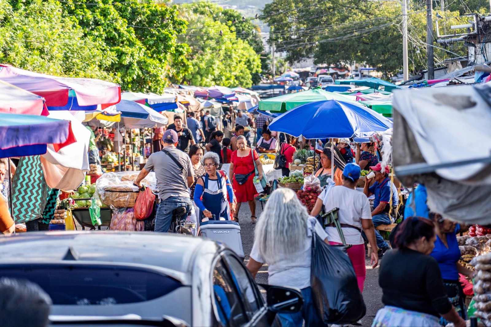 La Alcaldía de San Salvador ejecuta la Fase 8 de revitalización con el retiro de más de 1,000 estructuras alrededor del Mercado Central. Foto: Cortesía.