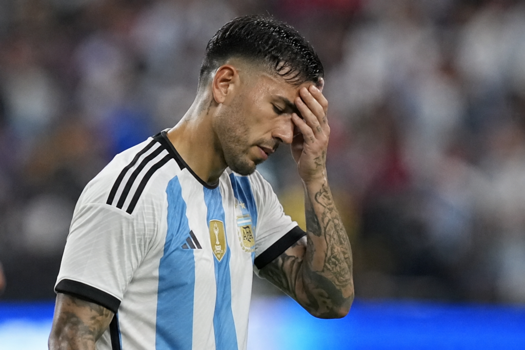 El centrocampista argentino Leandro Paredes durante un encuentro oficial con la selección nacional. Foto: Ilustración.