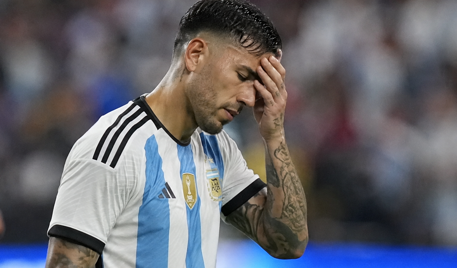 El centrocampista argentino Leandro Paredes durante un encuentro oficial con la selección nacional. Foto: Ilustración.