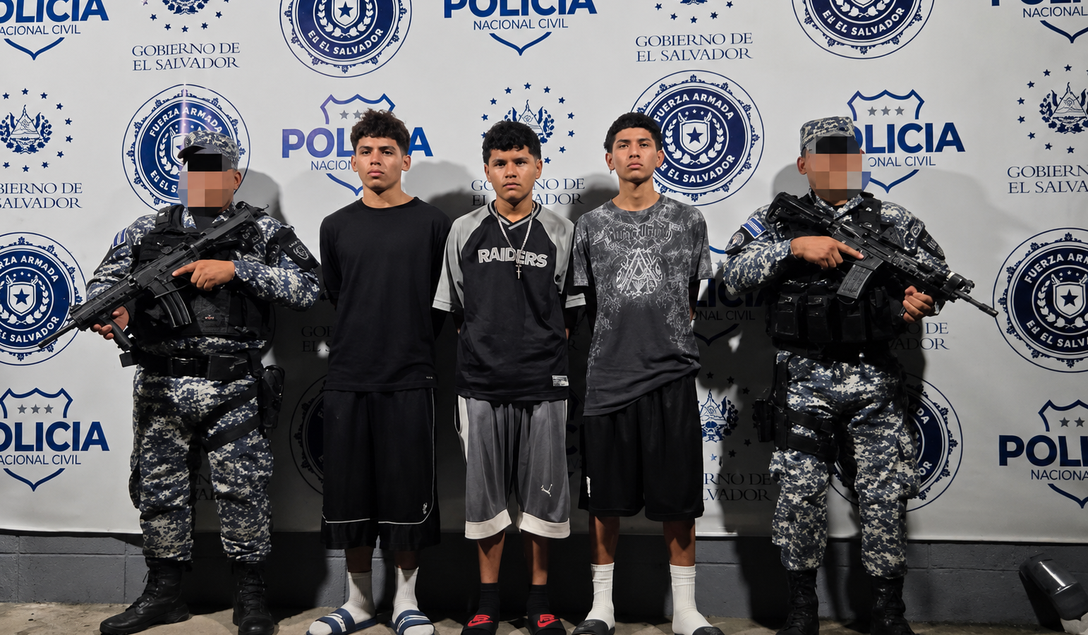 El ministro Gustavo Villatoro anunció la captura de tres hombres en El Salvador tras encontrar señas de pandillas en sus celulares. La PNC actuó tras denuncias ciudadanas y los detenidos serán procesados por agrupaciones ilícitas. Foto: Ministerio de Seguridad.