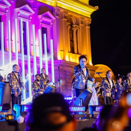 La Orquesta Internacional Los Hermanos Flores lanzó el "Hermanos Flores Challenge": estudiantes pueden ganar un concierto gratis en su escuela con un video creativo de sus canciones. Foto: Cortesía.