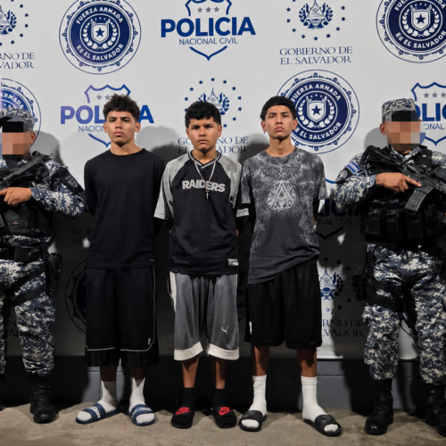 El ministro Gustavo Villatoro anunció la captura de tres hombres en El Salvador tras encontrar señas de pandillas en sus celulares. La PNC actuó tras denuncias ciudadanas y los detenidos serán procesados por agrupaciones ilícitas. Foto: Ministerio de Seguridad.