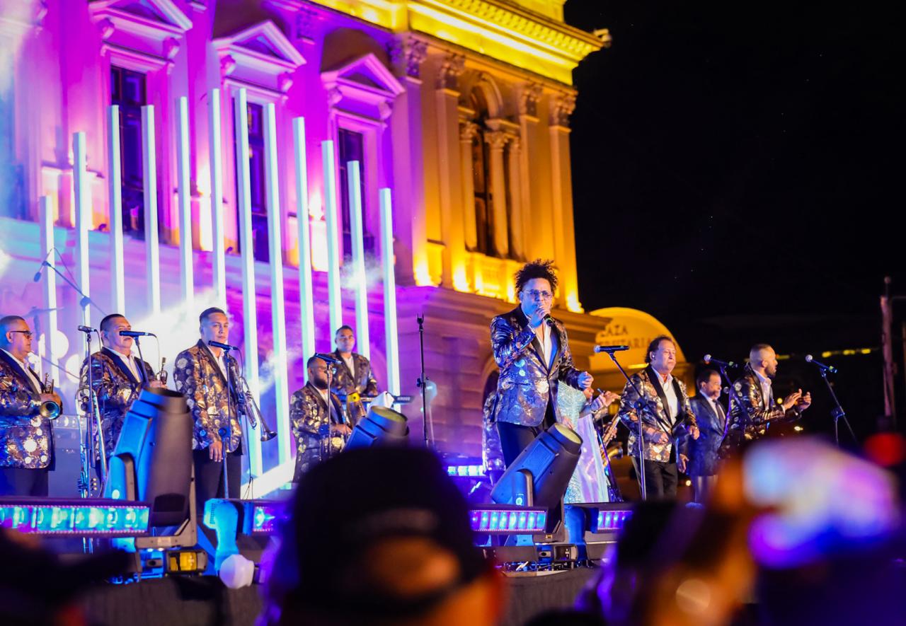 La Orquesta Internacional Los Hermanos Flores lanzó el "Hermanos Flores Challenge": estudiantes pueden ganar un concierto gratis en su escuela con un video creativo de sus canciones. Foto: Cortesía.