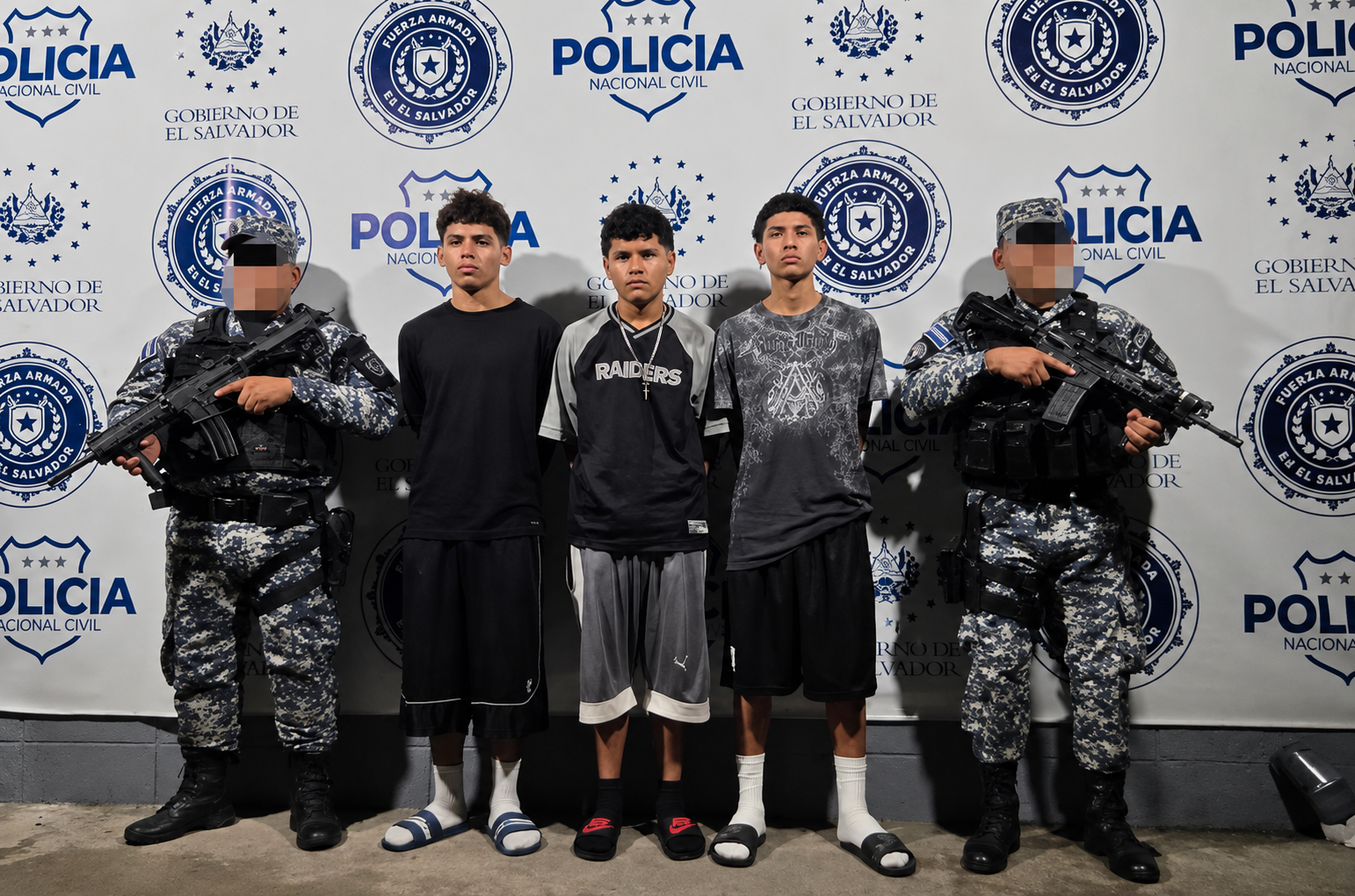 El ministro Gustavo Villatoro anunció la captura de tres hombres en El Salvador tras encontrar señas de pandillas en sus celulares. La PNC actuó tras denuncias ciudadanas y los detenidos serán procesados por agrupaciones ilícitas. Foto: Ministerio de Seguridad.